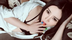 大胸美女自家床上氛围写真壁纸