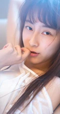 清纯长发女生室内高清近照