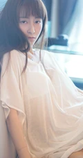 清纯长发女生室内高清近照