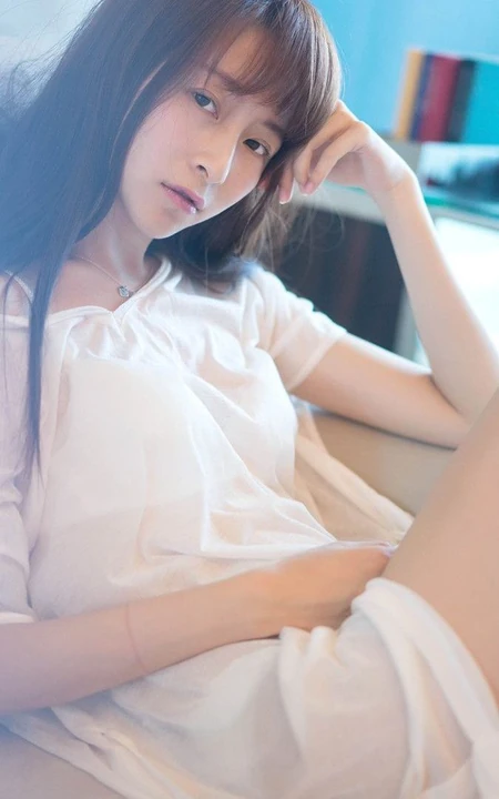 清纯长发女生室内高清近照