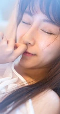 清纯长发女生室内高清近照