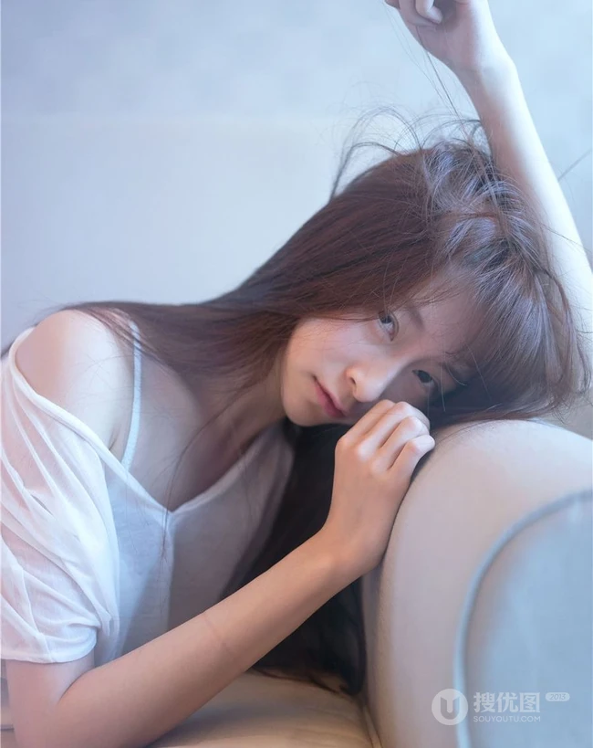 清纯长发女生室内高清近照