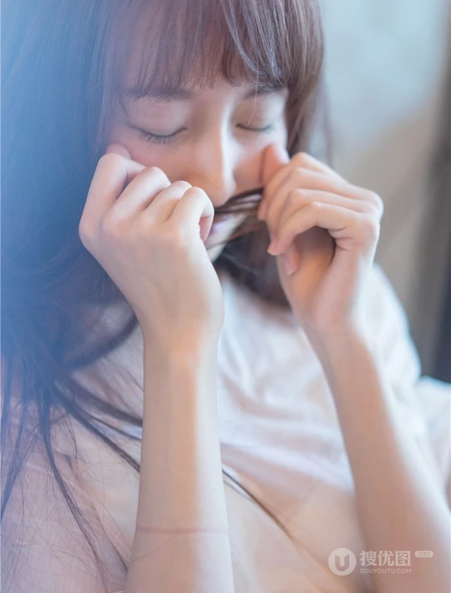 清纯长发女生室内高清近照