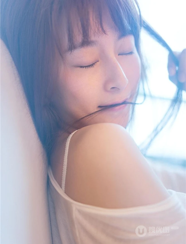 清纯长发女生室内高清近照