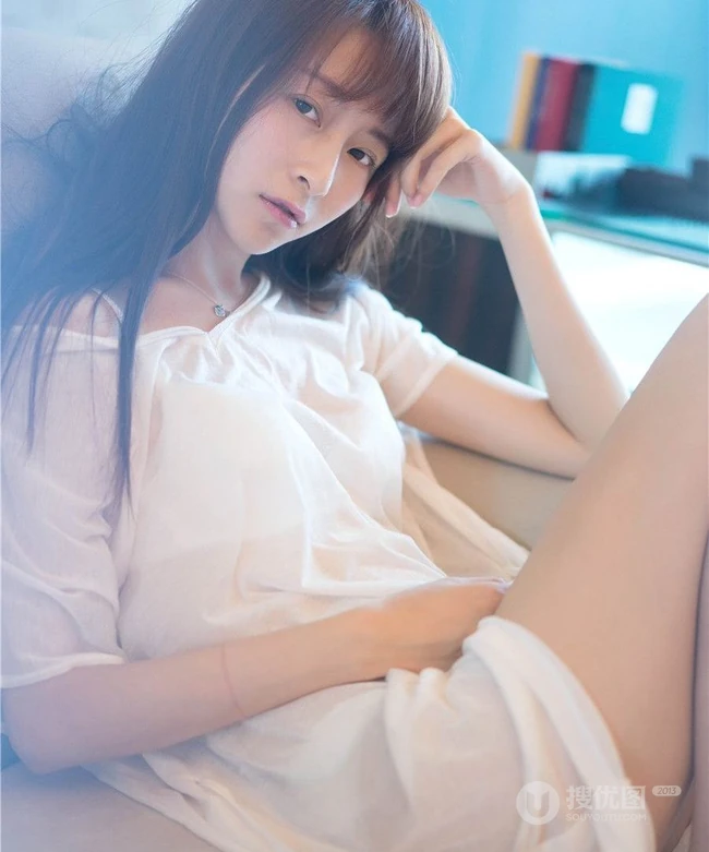 清纯长发女生室内高清近照