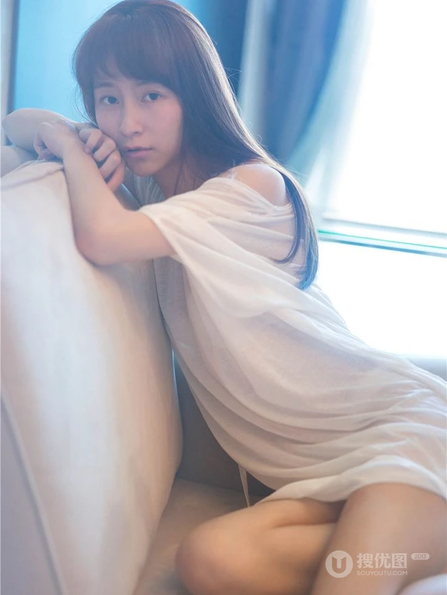 清纯长发女生室内高清近照