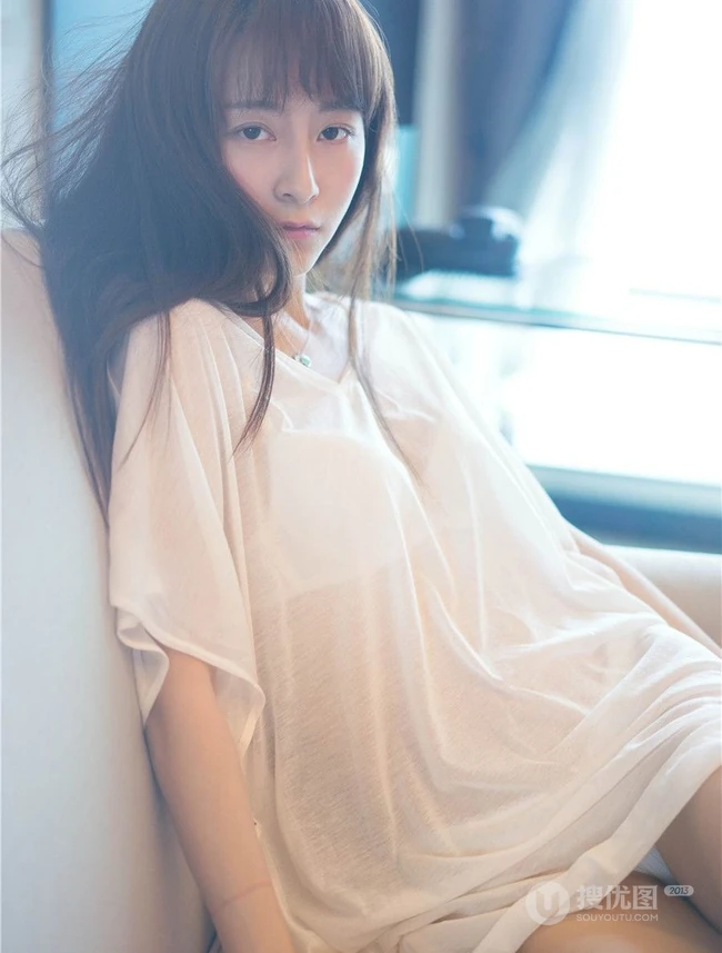 清纯长发女生室内高清近照
