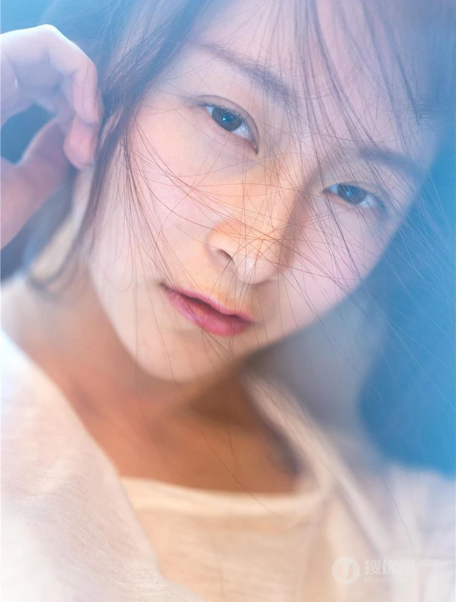 清纯长发女生室内高清近照