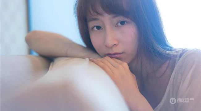 清纯长发女生室内高清近照