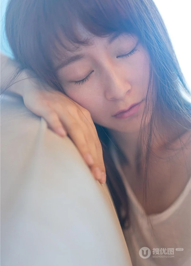 清纯长发女生室内高清近照