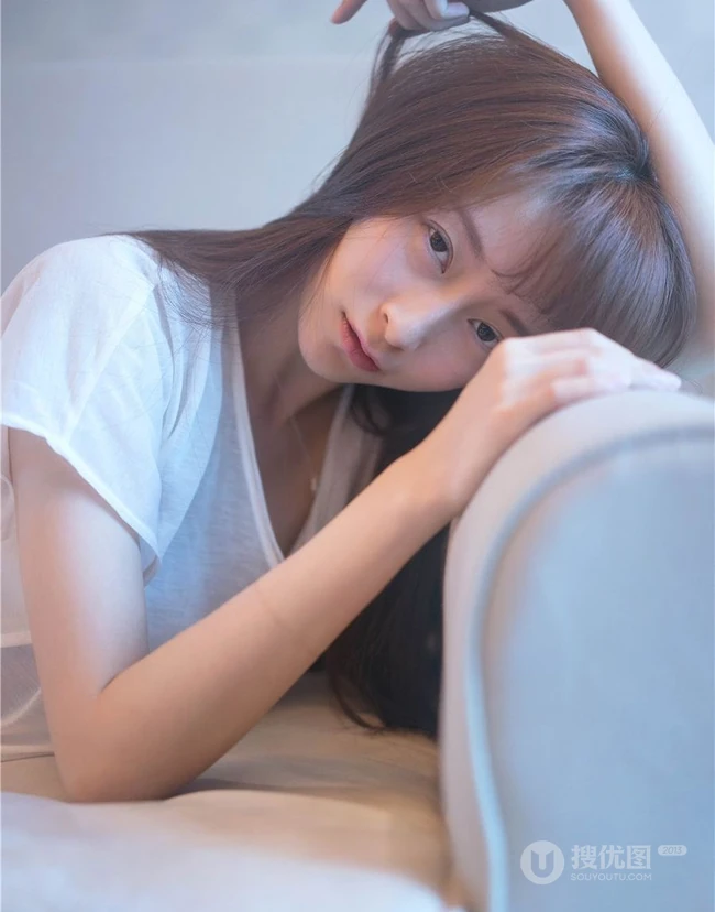 清纯长发女生室内高清近照