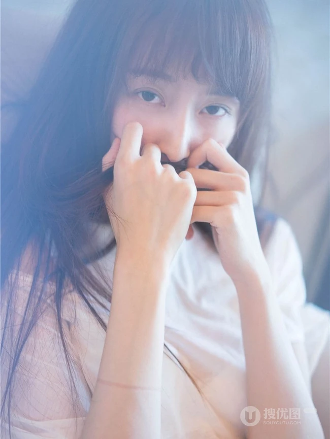 清纯长发女生室内高清近照