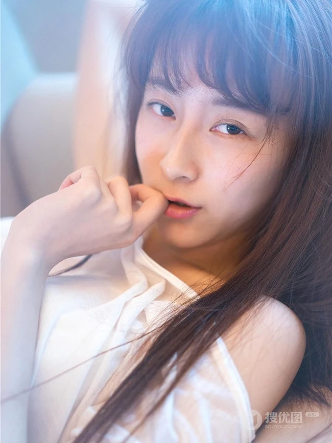 清纯长发女生室内高清近照