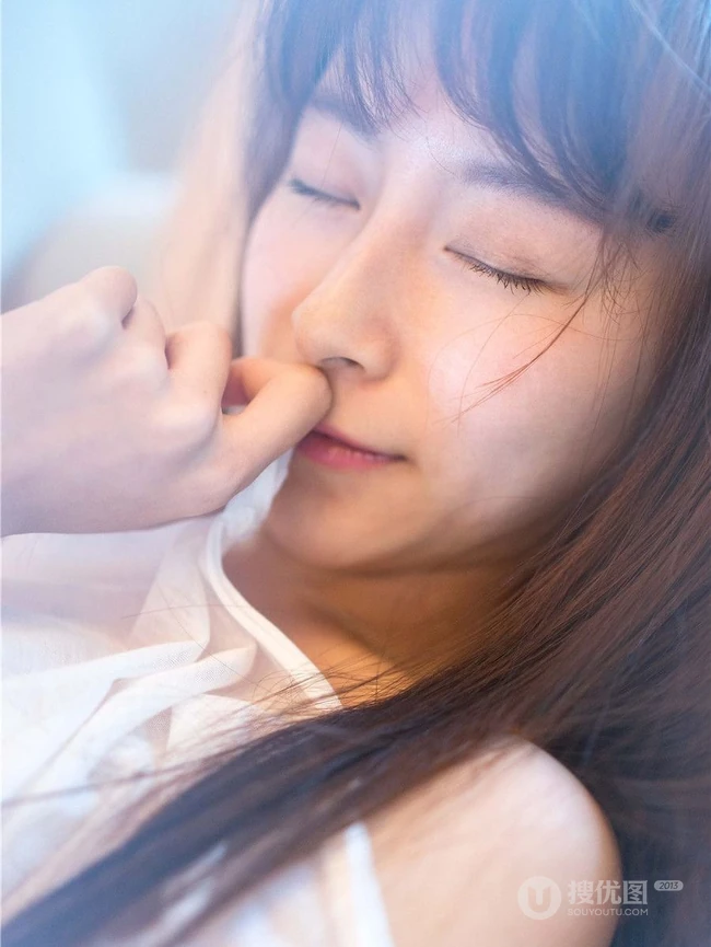 清纯长发女生室内高清近照