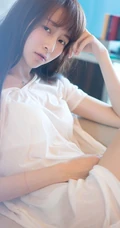 清纯长发女生室内高清近照