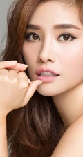 易易紫(Niki)图片 白色礼裙礼服气质十足
