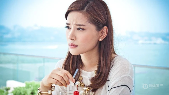 易易紫(Niki)图片 白色礼裙礼服气质十足