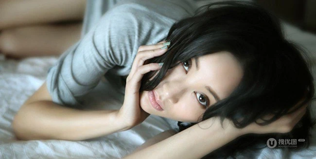 女明星吴晓敏短裤高跟床照图片