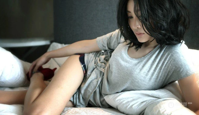 女明星吴晓敏短裤高跟床照图片