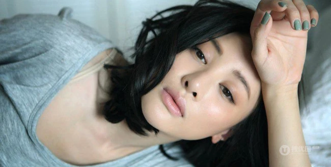 女明星吴晓敏短裤高跟床照图片