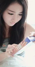长发清爽可爱萌妹图片 最爱饼干巧克力
