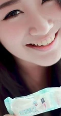 长发清爽可爱萌妹图片 最爱饼干巧克力