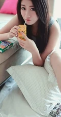 长发清爽可爱萌妹图片 最爱饼干巧克力