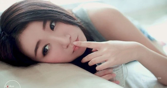长发清爽可爱萌妹图片 最爱饼干巧克力