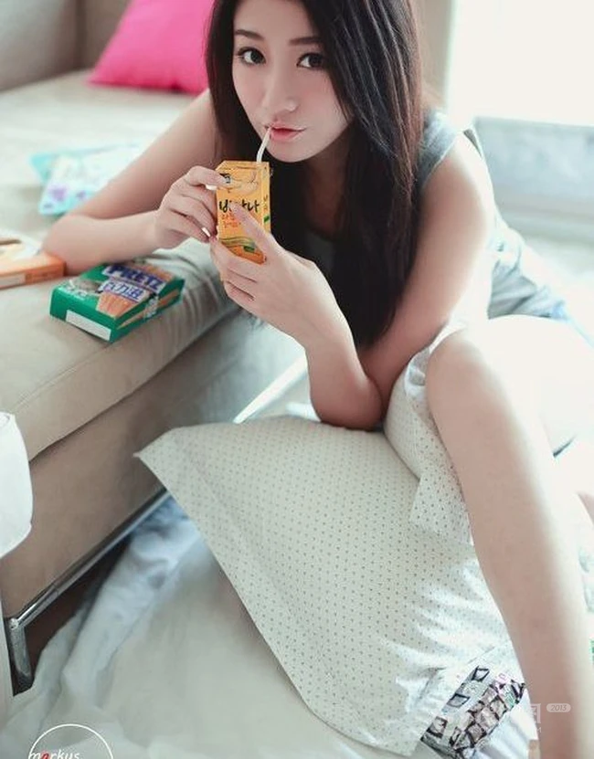 长发清爽可爱萌妹图片 最爱饼干巧克力