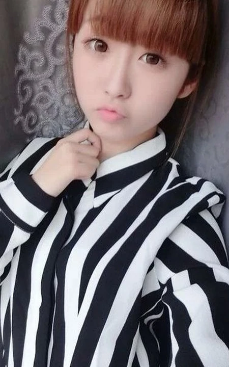 齐刘海可爱女生可爱自拍图片-小嘴嘟嘟