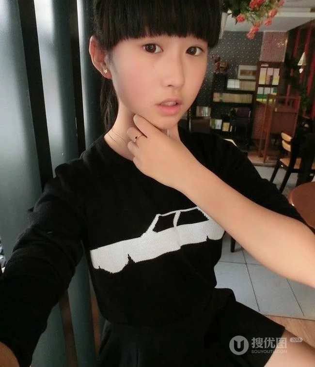 齐刘海可爱女生可爱自拍图片-小嘴嘟嘟