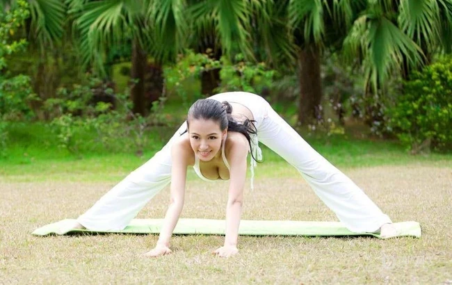 瑜伽女生 母其弥雅高清写真图片