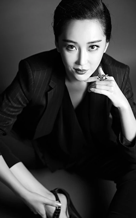 杜若溪高清黑白写真 演绎气质&ldquo;帅气&rdquo;女人味