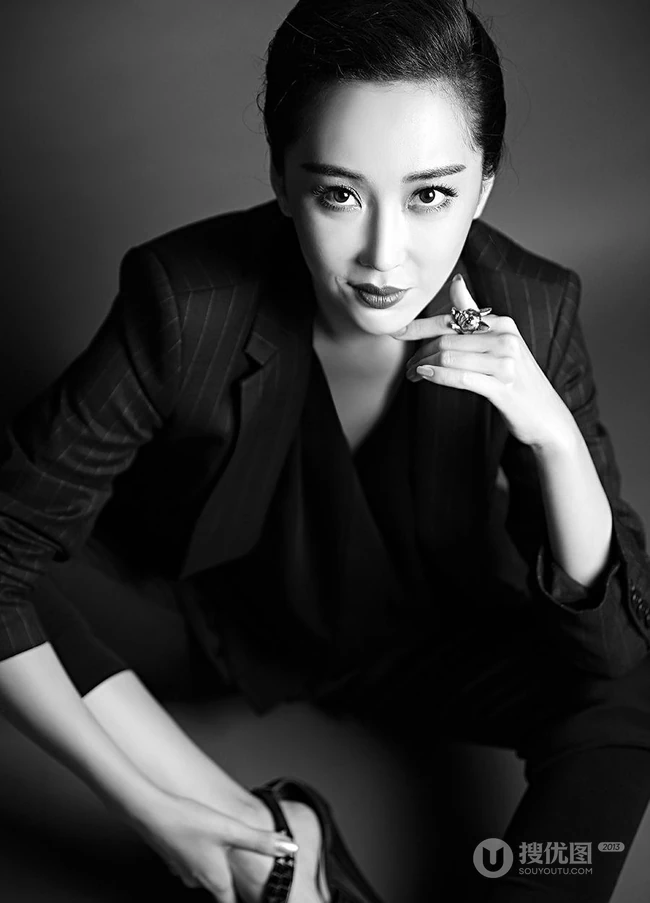 杜若溪高清黑白写真 演绎气质&ldquo;帅气&rdquo;女人味