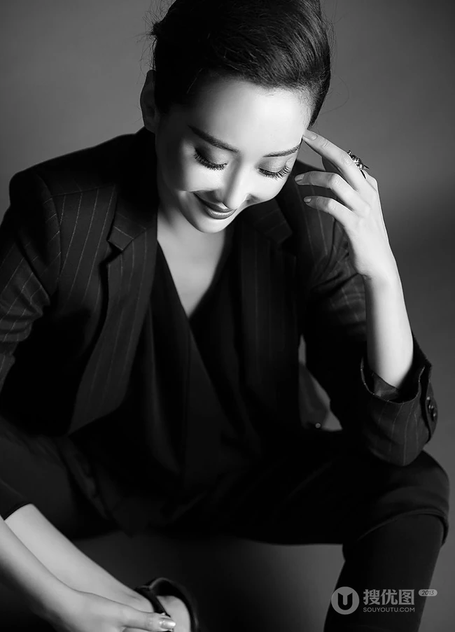杜若溪高清黑白写真 演绎气质&ldquo;帅气&rdquo;女人味