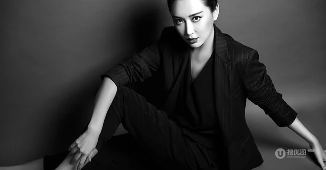 杜若溪高清黑白写真 演绎气质&ldquo;帅气&rdquo;女人味