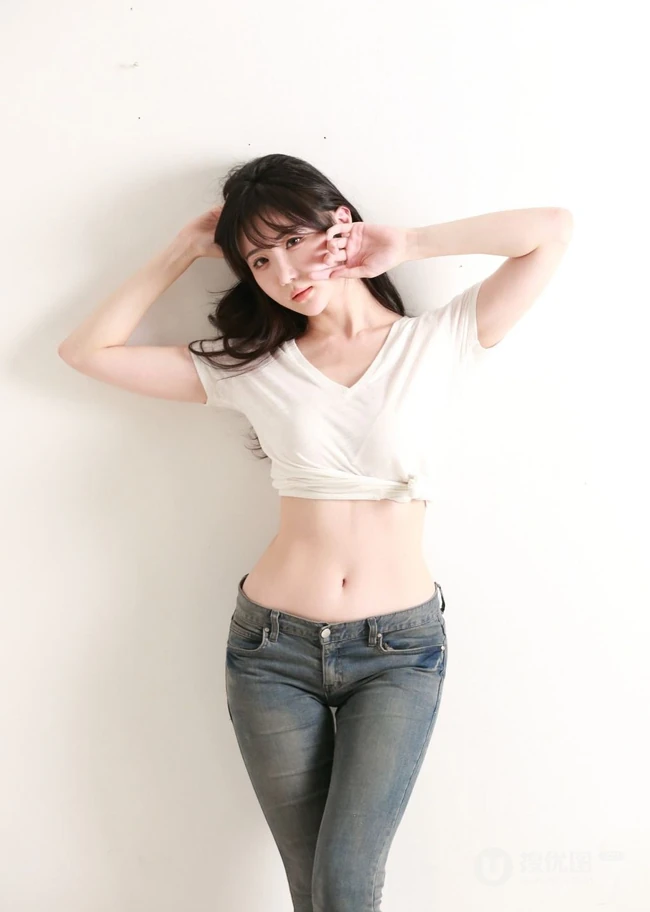 紧身牛仔裤女生的魅力-韩模连多斌高清20p