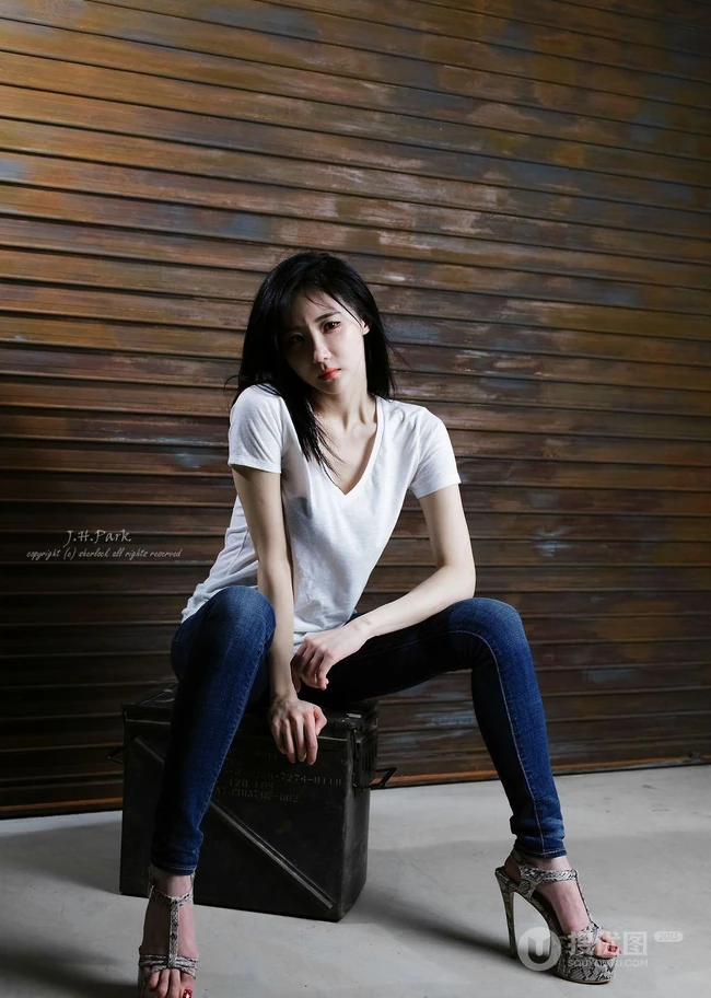 紧身牛仔裤女生的魅力-韩模连多斌高清20p