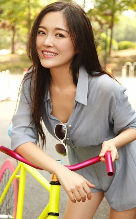 女演员冯文砚清新靓丽夏日写真