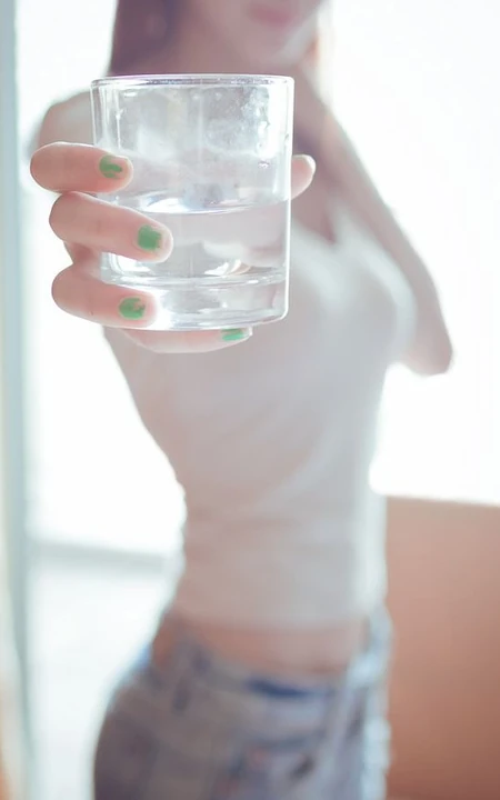 娇小露背女生模特牛仔短裤唯美写真