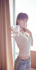 娇小露背女生模特牛仔短裤唯美写真