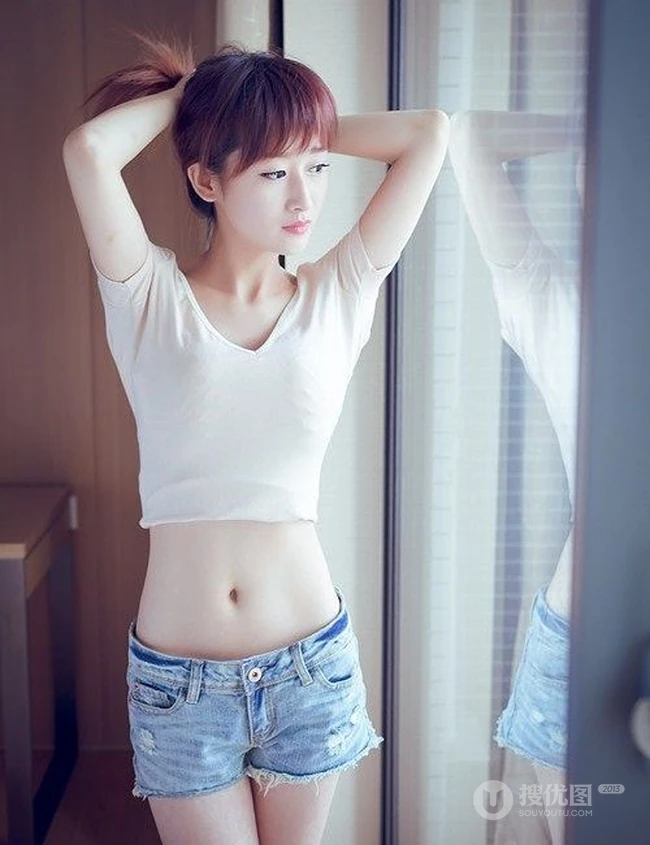 娇小露背女生模特牛仔短裤唯美写真