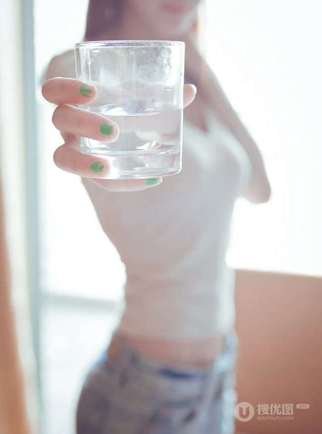 娇小露背女生模特牛仔短裤唯美写真