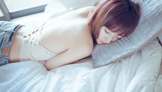 娇小露背女生模特牛仔短裤唯美写真