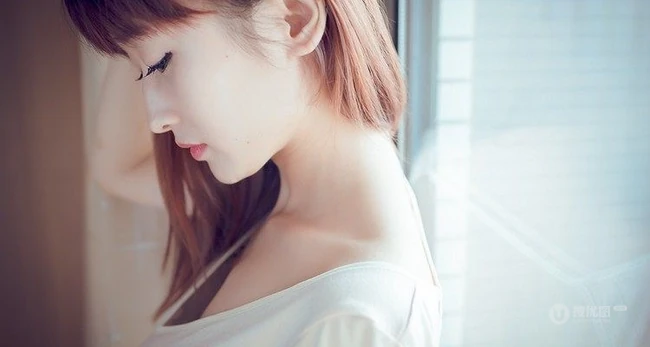 娇小露背女生模特牛仔短裤唯美写真
