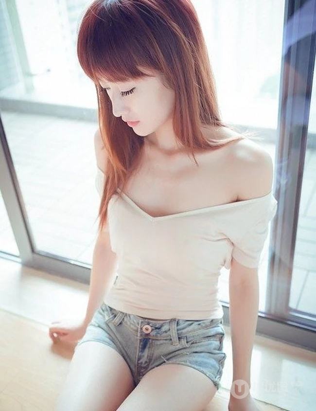 娇小露背女生模特牛仔短裤唯美写真