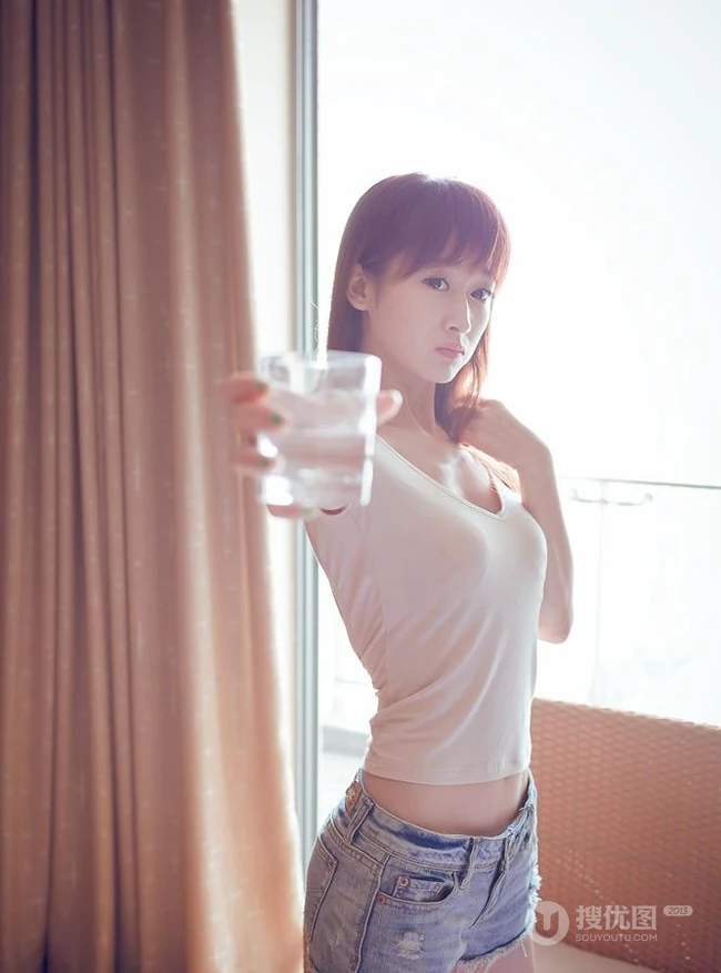 娇小露背女生模特牛仔短裤唯美写真