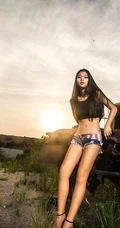 嫩模小棠女郎货车场写真-御女郎