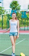 牛仔短裤背心清纯女孩体育场写真
