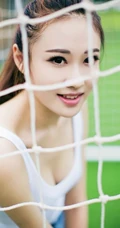 牛仔短裤背心清纯女孩体育场写真